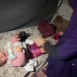 U Gazi djeci stavljaju najlonske vrećice umjesto pelena