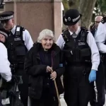 Velika Britanija: Uhapšena 83-godišnja svećenica zbog podrške Palestine Action i osude genocida u Gazi